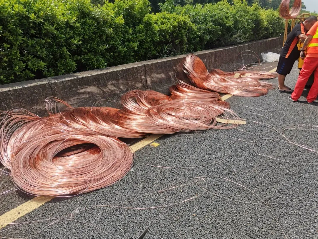 多捆銅線掉落車道，所幸未造成相關人員損傷。（圖／中天新聞）