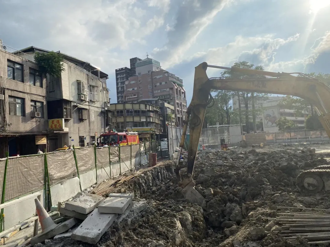 相關單位到場了解情形，初步判斷是因重型機具進入工地，造成水溝區域塌陷。（圖／中天新聞）