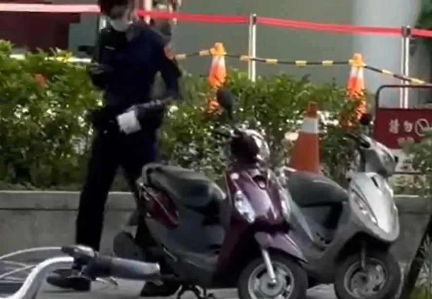 民眾質疑警方只對一車開罰。(圖/交通違規檢舉教學(公開版))