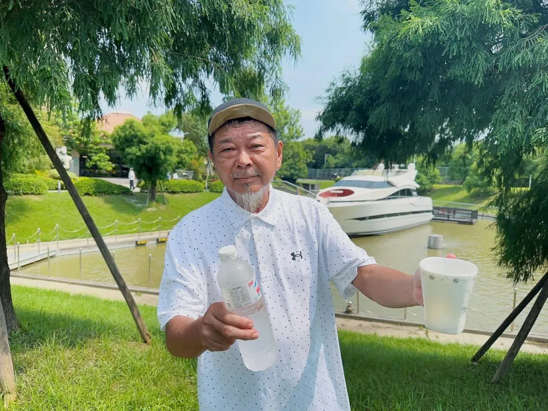 廖大乙建議中秋節前睡前可在床頭擺1杯水或開過的礦泉水，起床後喝掉這杯「陰陽水」有助轉運。（圖／廖大乙提供）