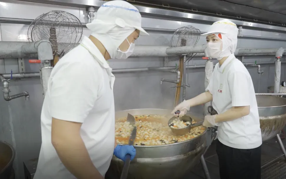 「新北市食安智慧監控中心」全面監控15家團膳業者及102家自設午餐廚房學校（圖／新北市府提供）