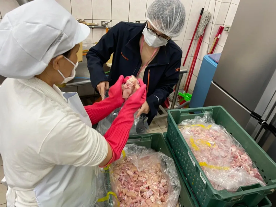 農業局至自設午餐廚房學校抽驗食材（圖／新北市府提供）