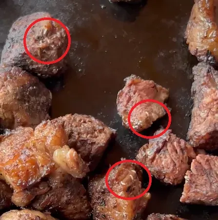 從民眾曝光的影片可見，多個肉塊都有蛆蟲竄出。（圖／翻攝自Facebook@COSTCO 好市多 商品消費心得分享區）