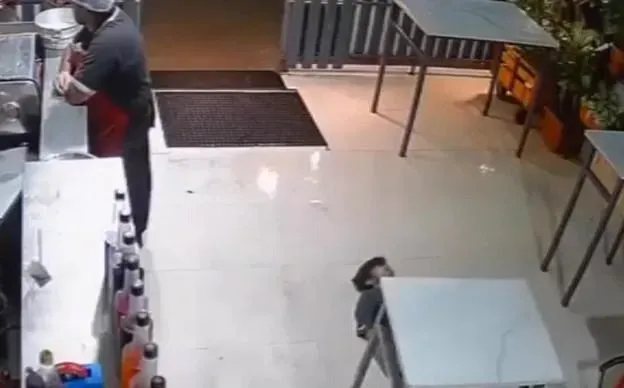 拉維跌倒後到後腦後立刻僵直昏迷。(圖/翻攝推特)