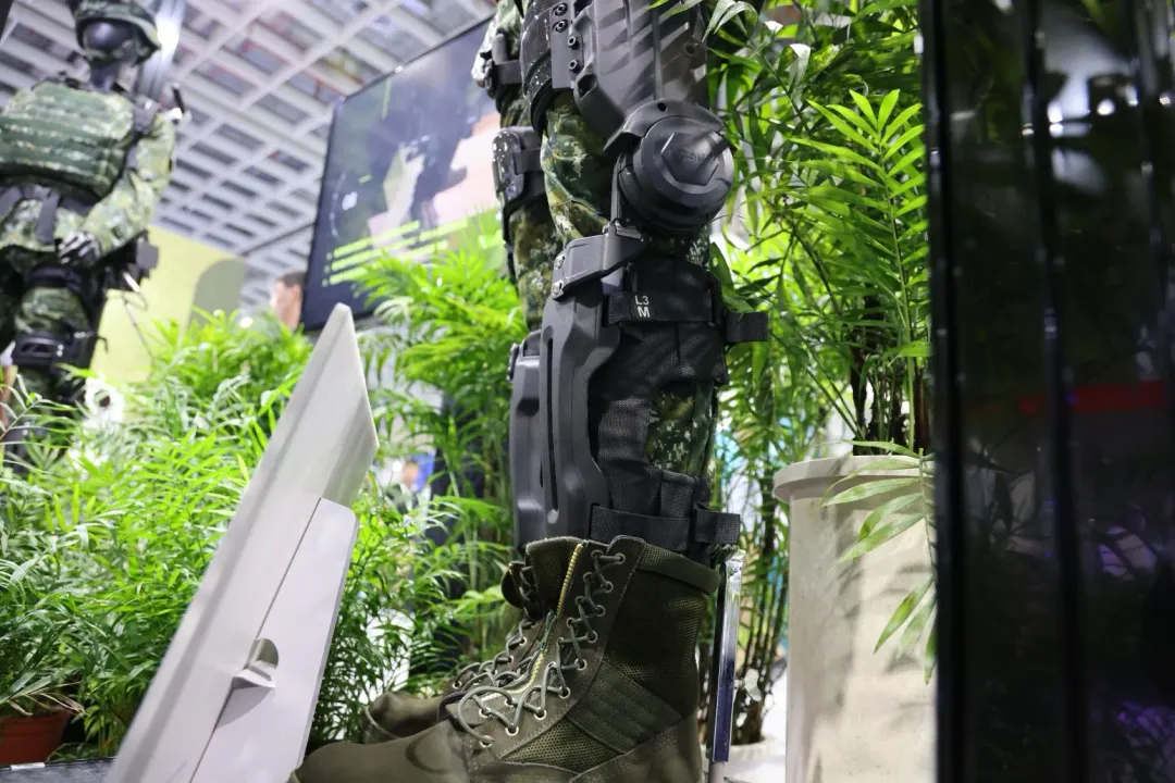 中科院研發之軍用外骨骼，包含野戰型及荷重型2種。(圖/中天新聞，李俊毅攝)