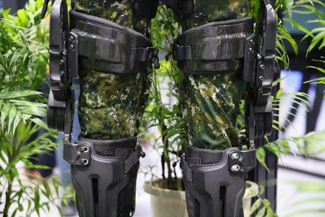 中科院研發之軍用外骨骼，包含野戰型及荷重型2種。(圖/中天新聞，李俊毅攝)