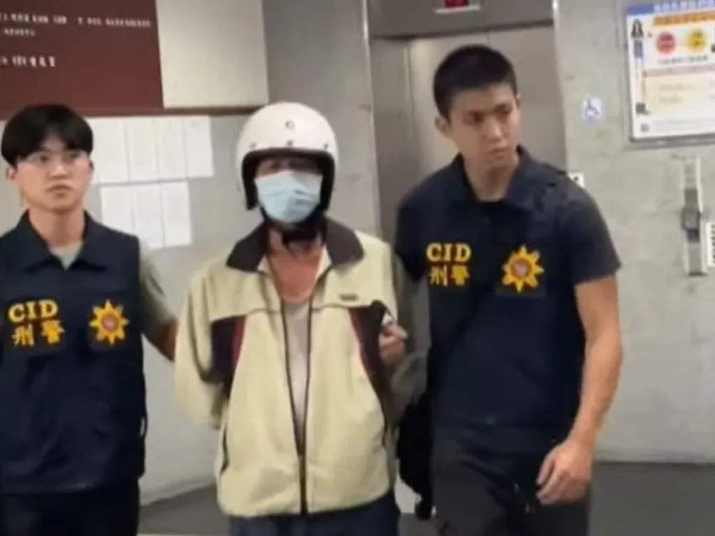 吳姓嫌犯（左2）16日被高雄警方移送地檢署偵辦。（圖／中天新聞）