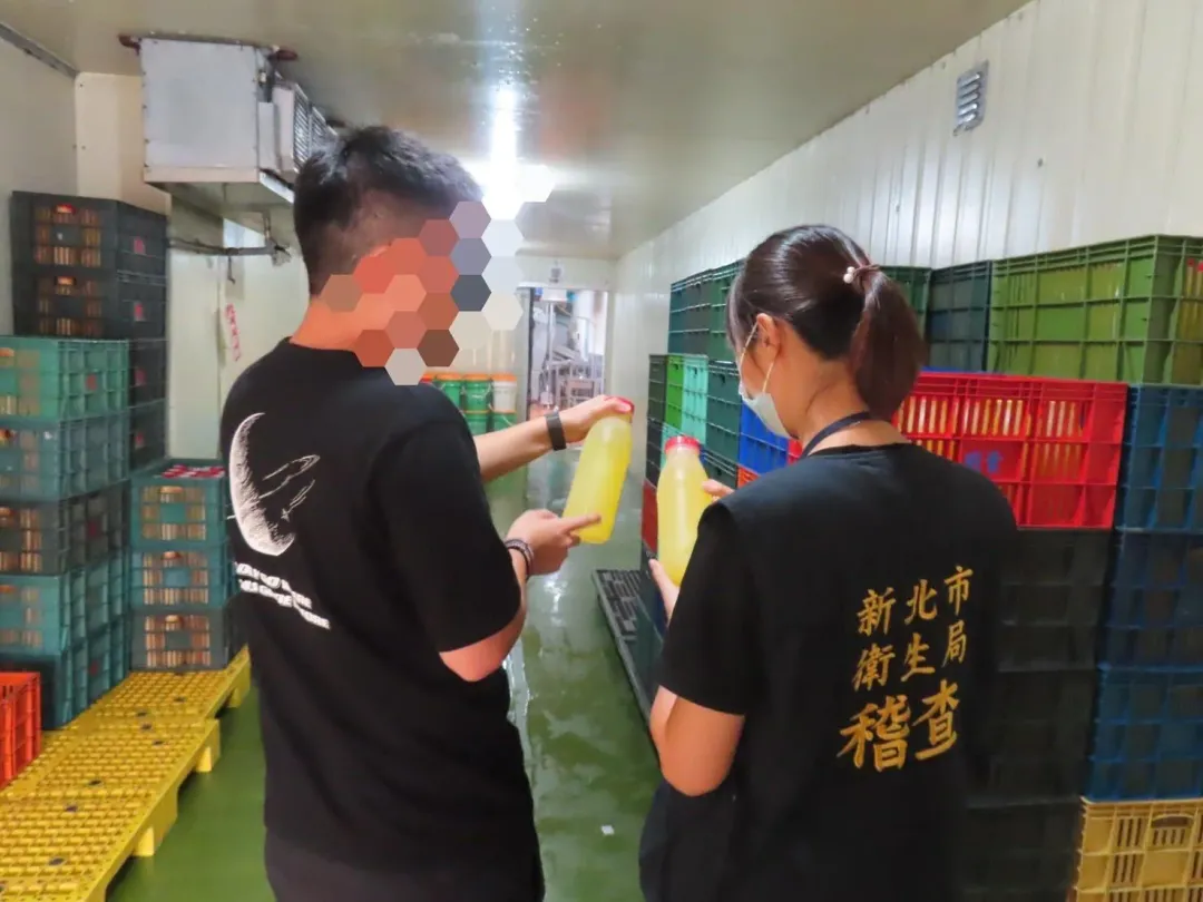 衛生局稽查蛋品工廠液蛋產品標示與來源。(圖/新北市政府衛生局)