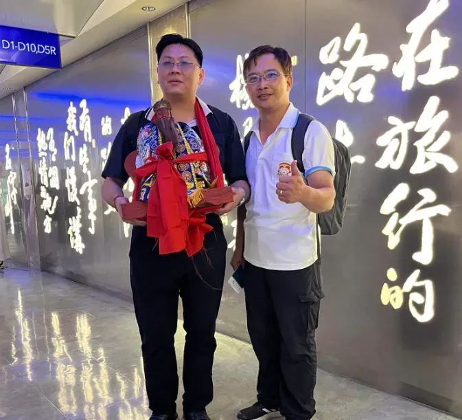 桃園市土地公文化協進會,帶著土地公神像搭飛機前往馬國。(圖/取自黃進仕臉書)