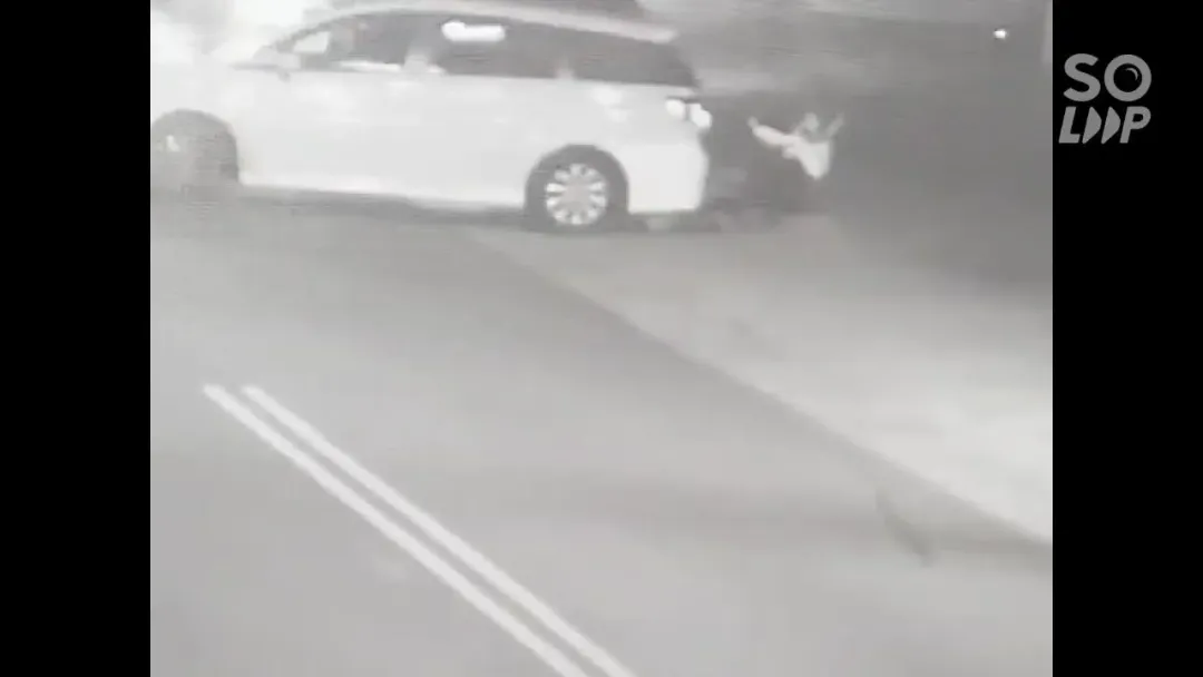 計程車迴轉道車時意外將女乘客撞倒。(圖/翻攝畫面)