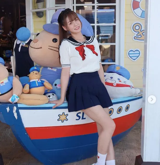 短今穿水手服到海洋公園遊玩,卻收到質疑訊息。(圖/翻攝自Instagram@sammie_923)