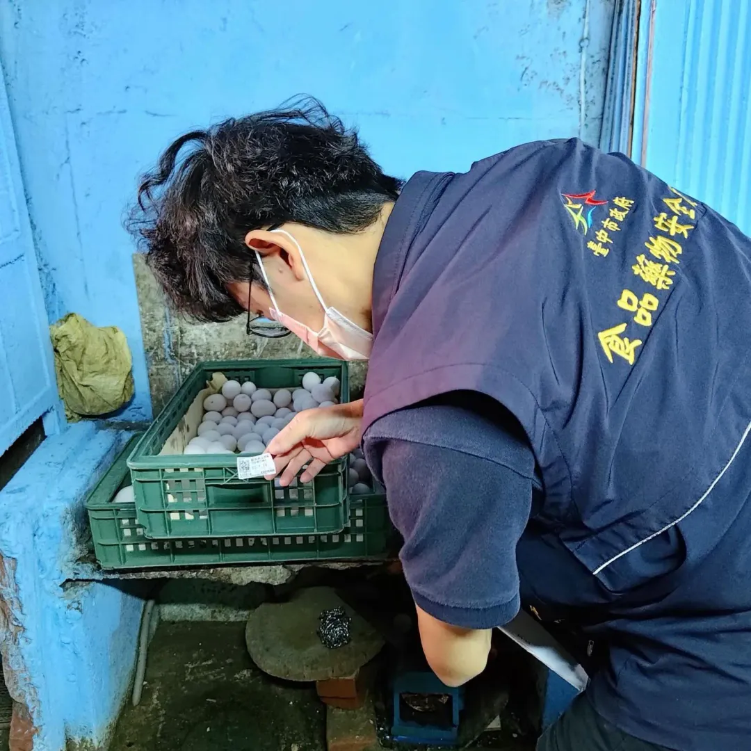 台中市府派員追查問題雞蛋。(圖/翻攝盧秀燕臉書)