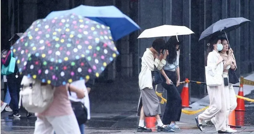 中央氣象署預測未來一週北部、宜花東陰雨不斷,可能降低平地觀賞中秋滿月的機率。(圖/資料照)