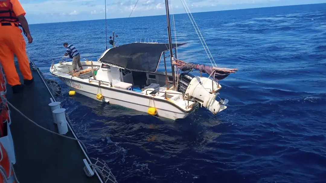 澎湖海巡隊16日接獲通報，救援失去動力之船舶。（圖／澎湖海巡隊提供）