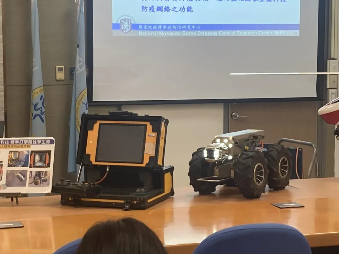 影像判讀系統(左)及下水道機器人。(圖/國衛院)
