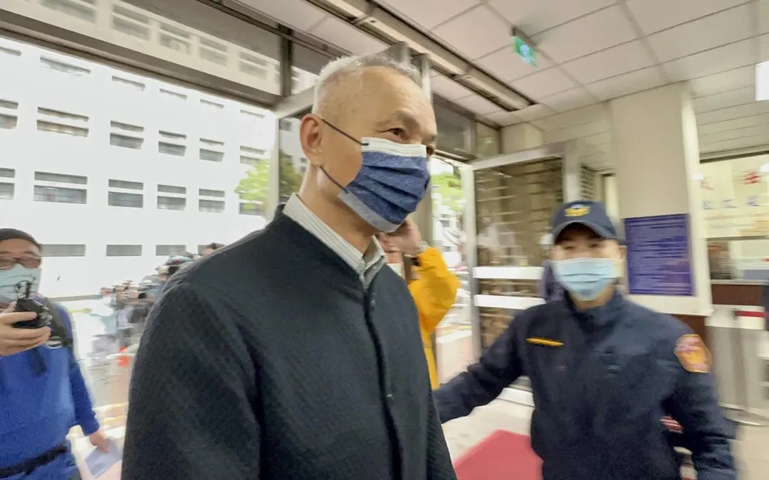 國寶集團總裁諸朱國榮從大圈仔變成百億大亨,如今因炒股案逃亡海外。(圖/中天新聞)