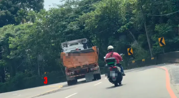 南砂石車沿路掉出砂石,後方機車不敢靠近。(圖/翻攝自戀戀水里臉書)