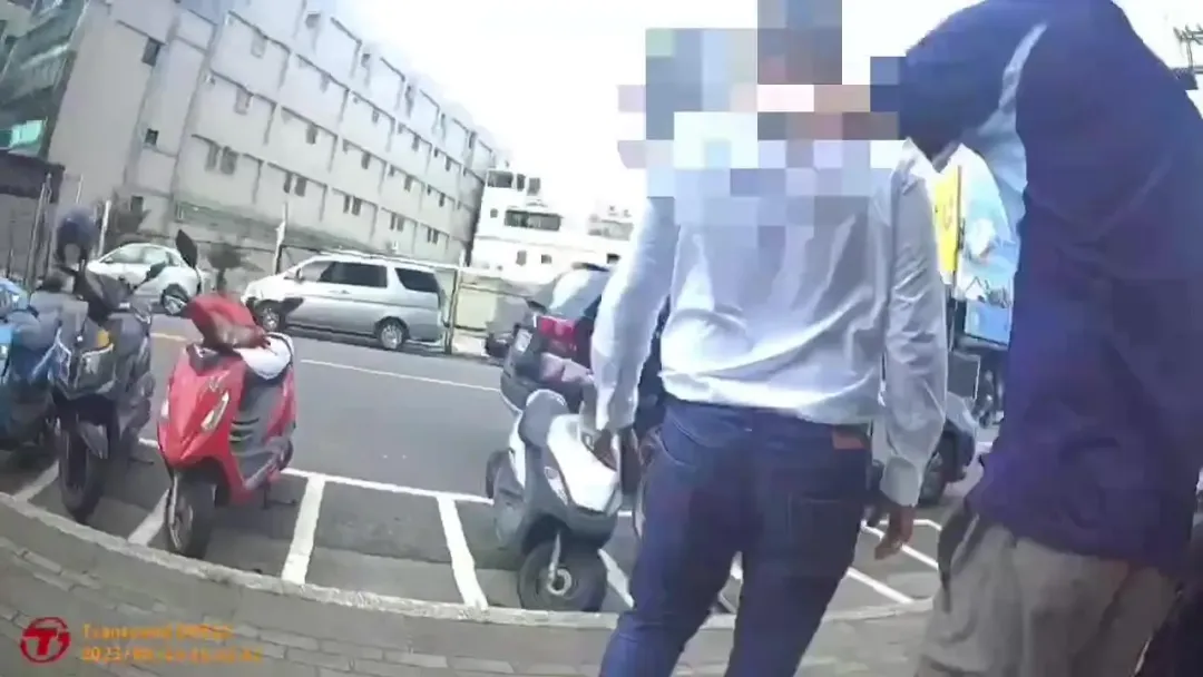 車手收下贓款後立刻遭逮。(圖/翻攝畫面)