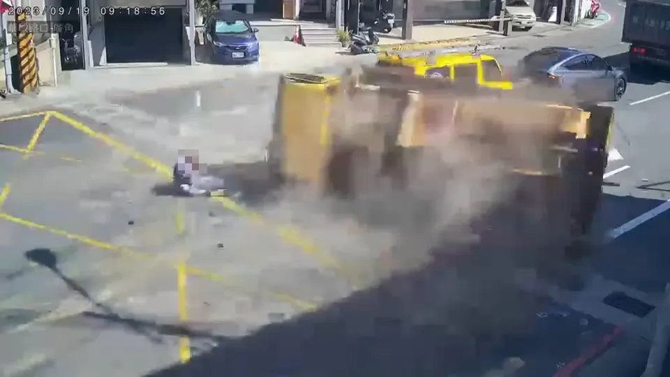 駕駛從翻滾的工程車中掉出來幸運輕傷。(圖/翻攝畫面)