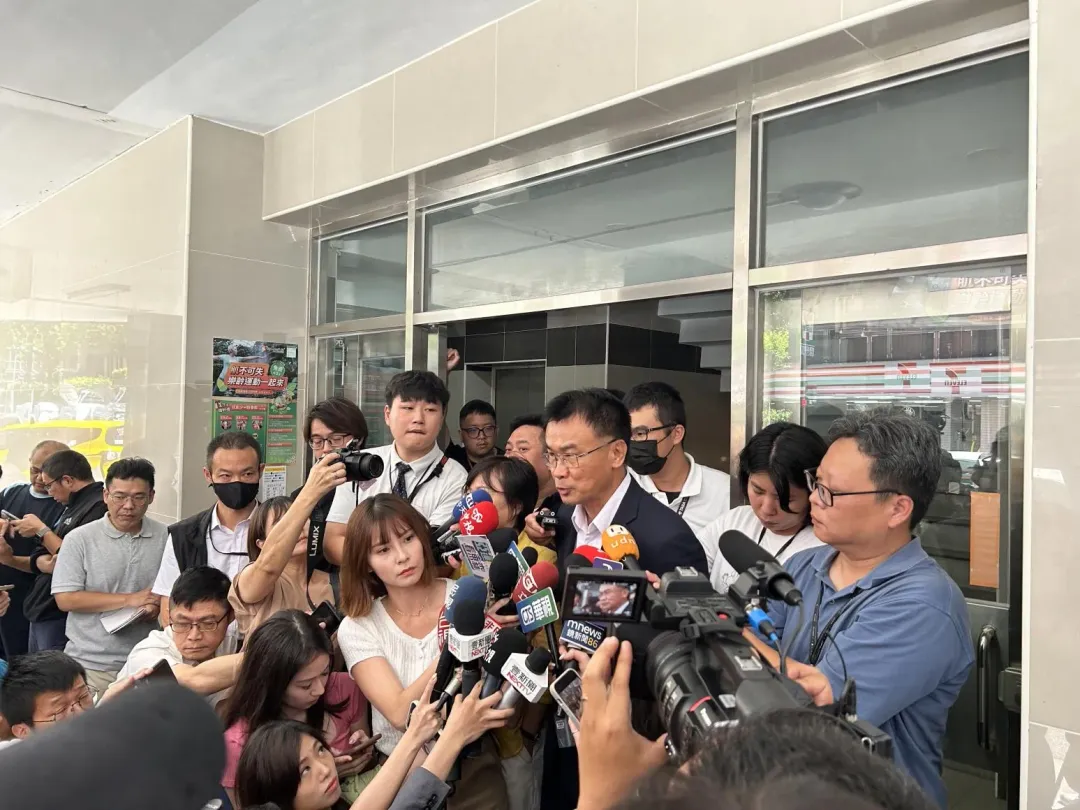 陳吉仲受訪。(圖/李培睿攝)