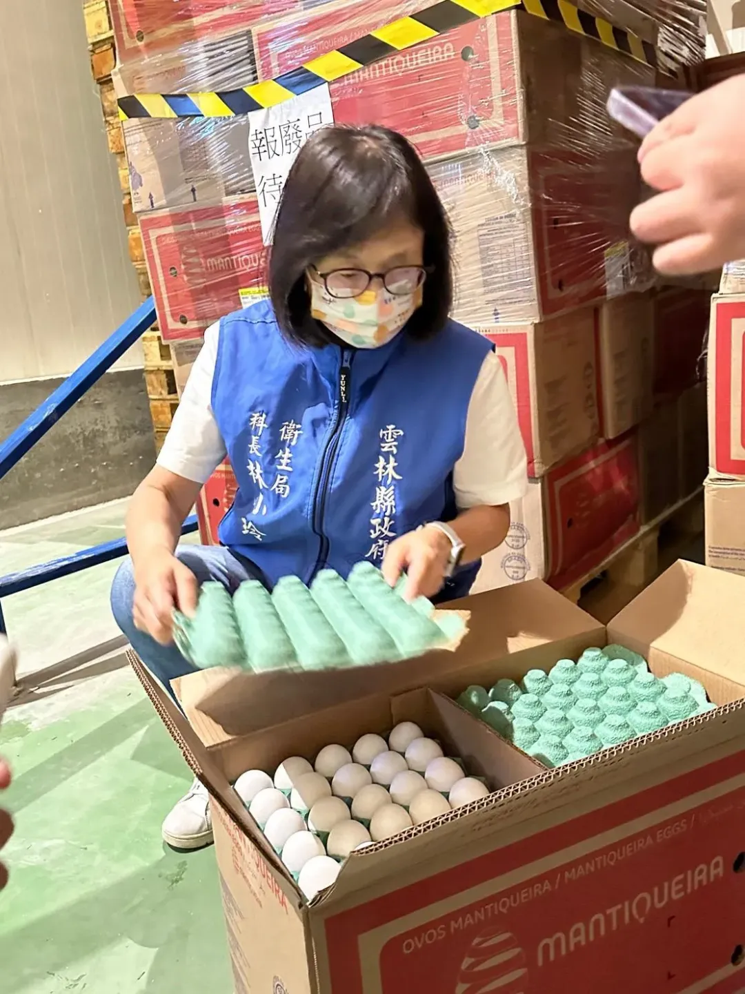 雲林縣衛生局科長林小玲到西螺低溫倉儲稽查蛋品情況。（圖／雲林縣政府提供）