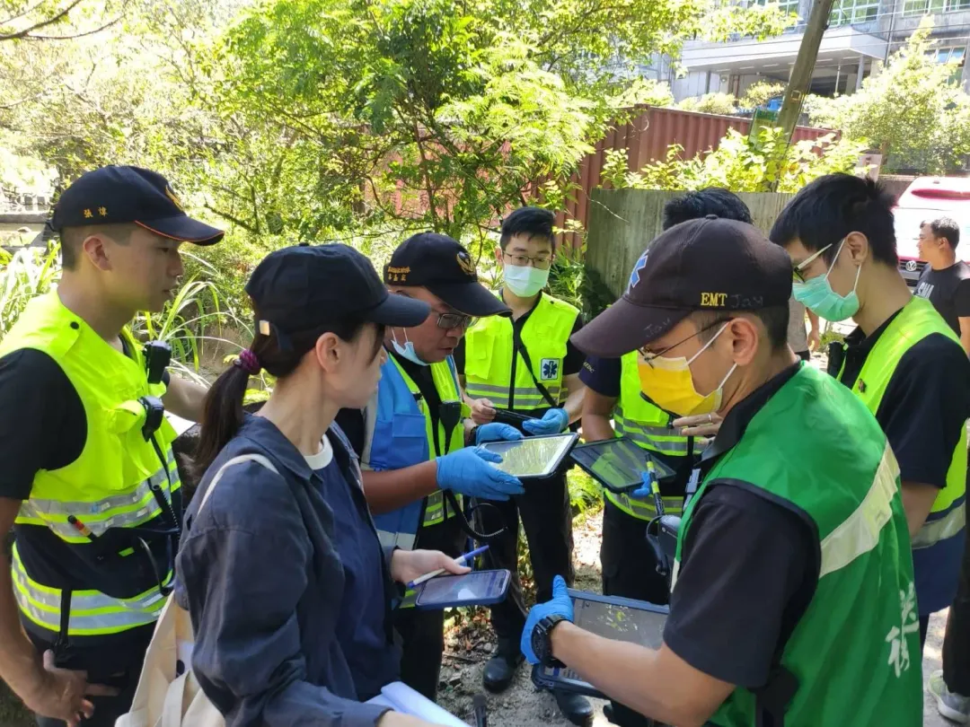 新北市瑞芳20人集體遭蜂螫傷，警方獲報到場。（圖／中天新聞）