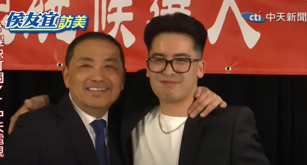 侯友宜在陳進興挾持南非武官一家人案中抱出來的男嬰「小查克」現身舊金山僑宴力挺(圖/中天新聞)