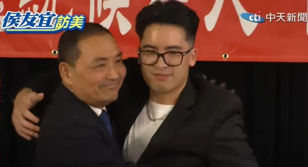 侯友宜在陳進興挾持南非武官一家人案中抱出來的男嬰「小查克」現身舊金山僑宴力挺（攝自中天新聞）