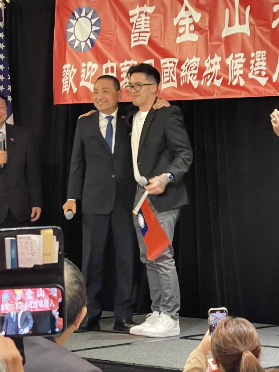 侯友宜在陳進興挾持南非武官一家人案中抱出來的男嬰「小查克」現身舊金山僑宴力挺（攝自中天新聞）