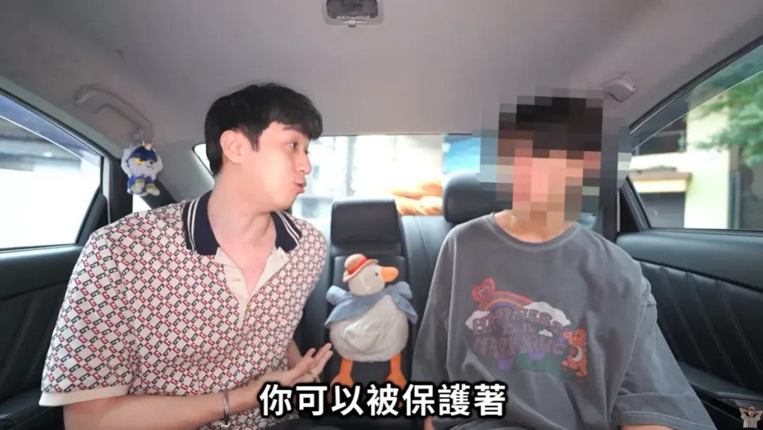 網紅Bump帶著被詐騙當車手的被害人去自首。(圖/翻攝BumpYT)