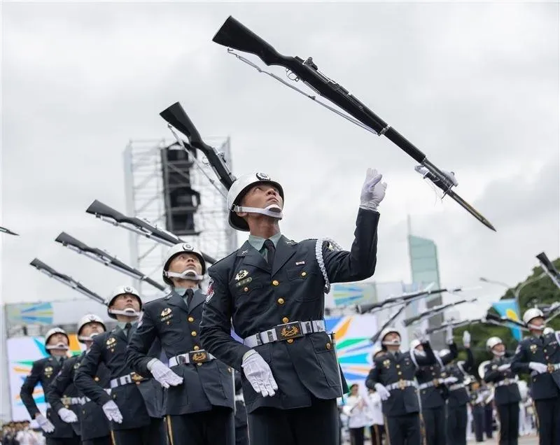 國防部三軍聯合樂儀隊雙十國慶典禮上操槍（圖／軍聞社）
