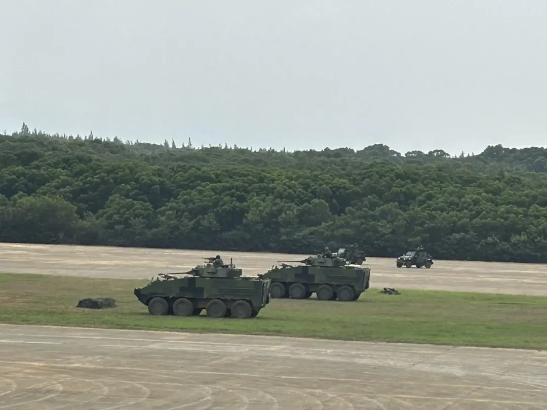 湖口營區21日地空作戰演練由雲豹裝甲車搭載步兵進攻被的軍佔領之陣地。（圖/李培睿攝）