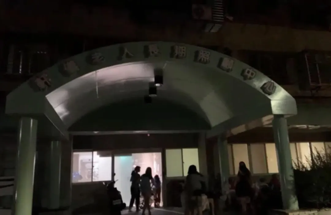 萬華和平西路一間民宅今天凌晨發生民宅火警,造成1人傷重不治。(圖/翻攝畫面)