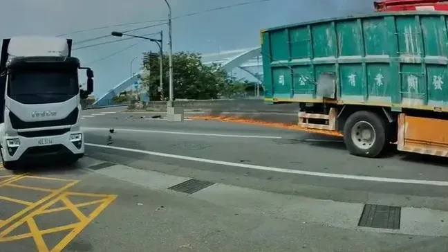 騎士輾過後機車起火拖出10公尺長火痕。(圖/翻攝畫面)