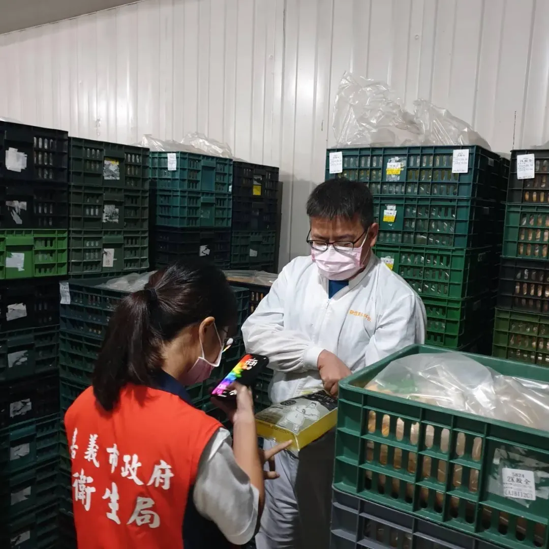 嘉義市衛生局人員追查進口雞蛋流向(嘉義市衛生局提供)