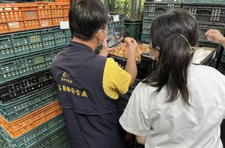 台中市衛生局查獲業者用進口蛋假冒台灣蛋。(圖/台中市府)