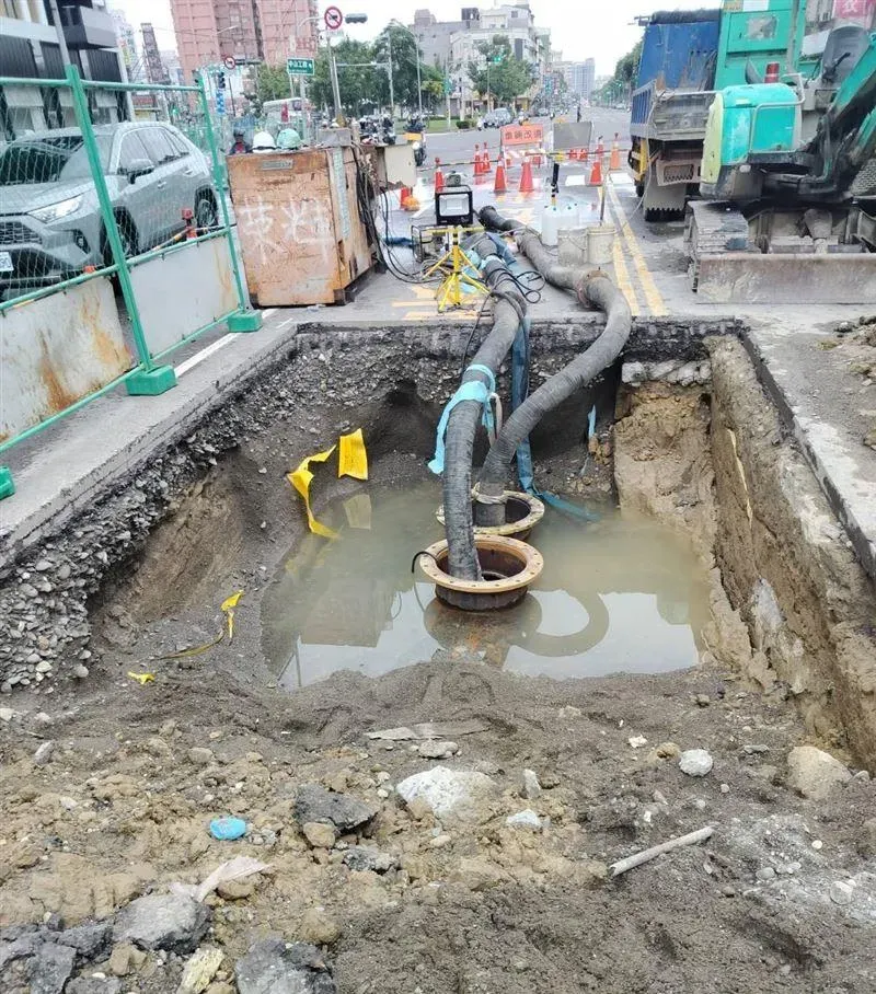 高雄市鳳山區鳳松路一處工地日前發生溢水情形,22日積水還未完全排乾。(圖/翻攝畫面)