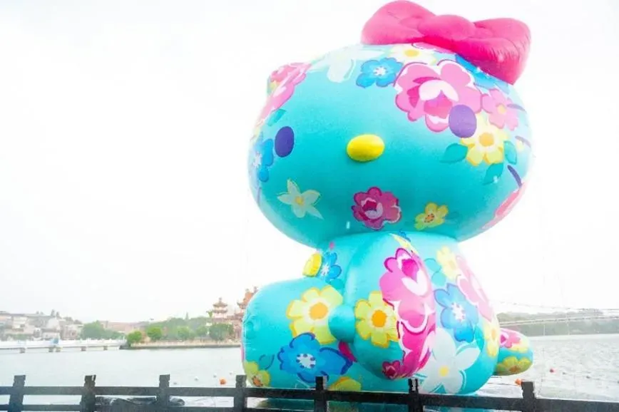 配合世界客家博覽會,「Hello Kitty來作客」水上裝置畫滿客家花卉元素。(圖/桃園市政府提供)