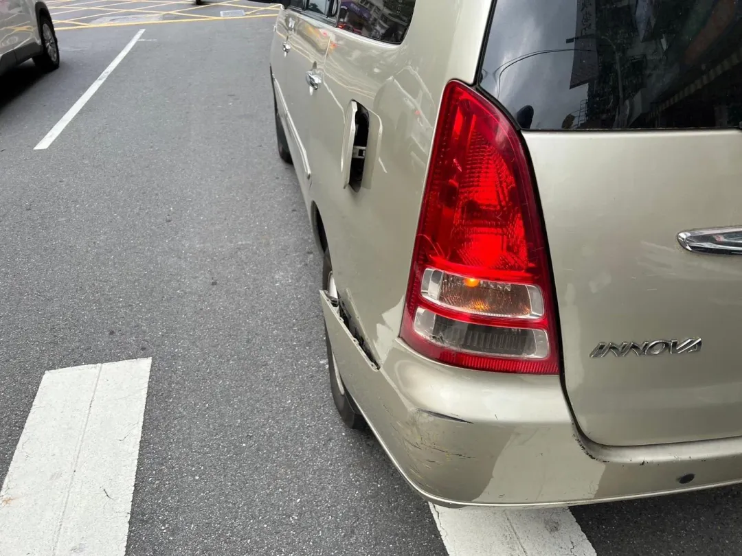 胡男車子被何男車子擦撞受損。（翻攝畫面）