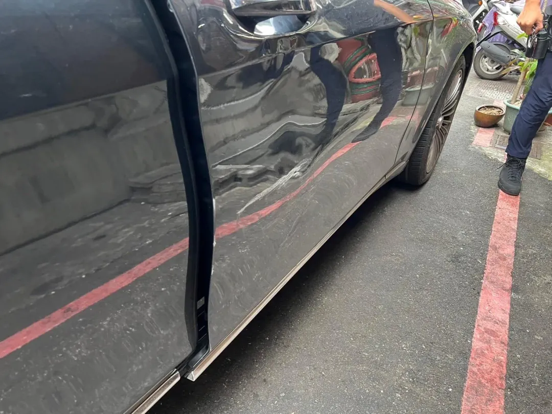 何男車子開門撞到別人車輛，自己車子也受損。（翻攝畫面）