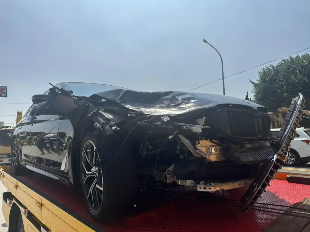 肇事的BMW車頭嚴重損毀。（圖／中天新聞）