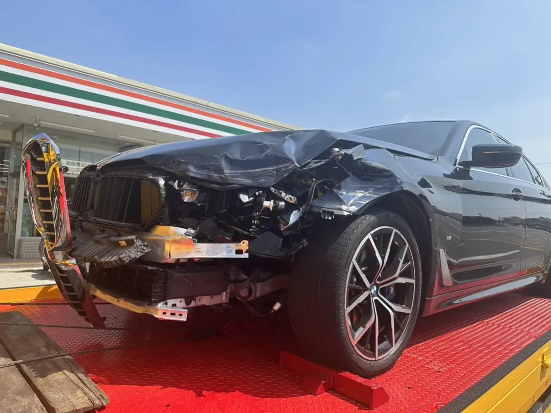 肇事的黑色BMW疑似開自動駕駛系統釀禍。（圖／中天新聞）