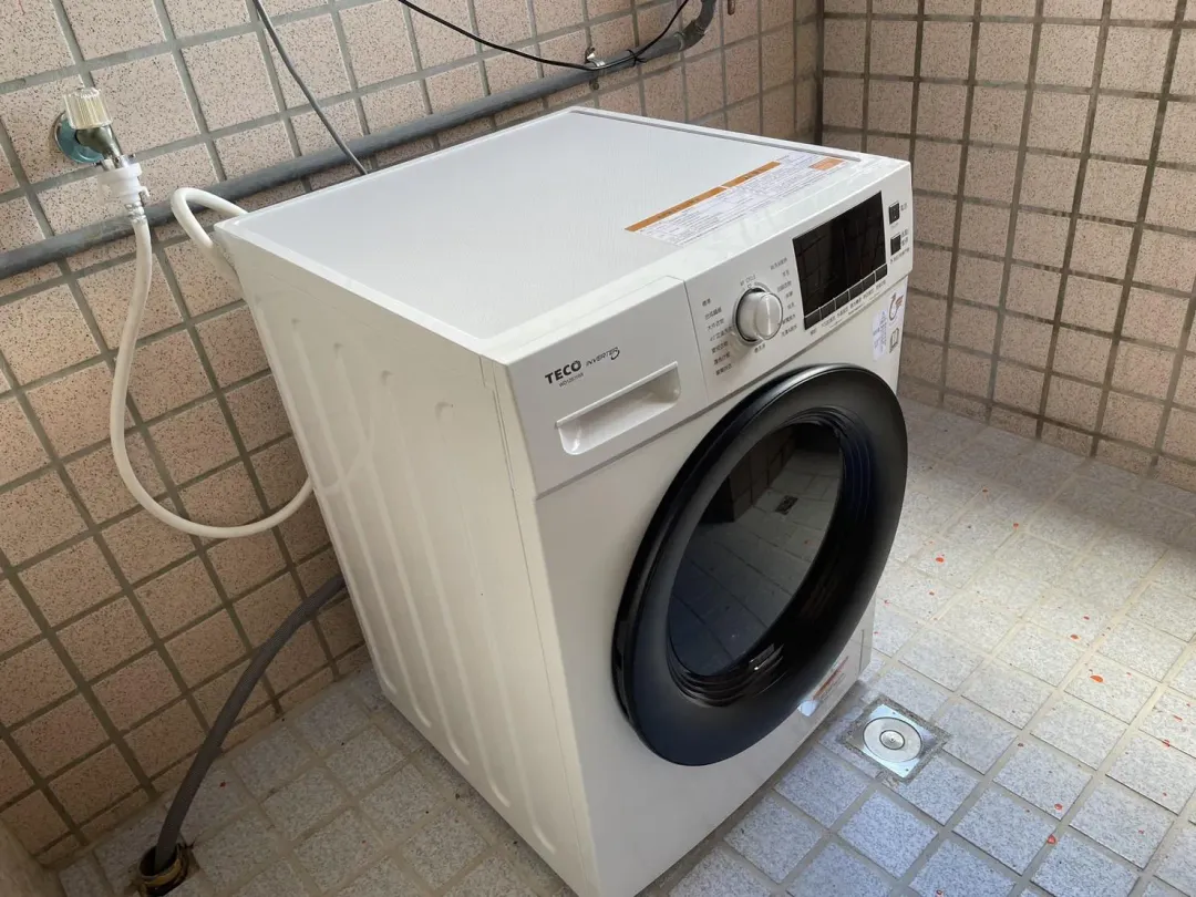 中繼住宅內也附有洗衣機、電視等常用家電。（圖／都發局提供）