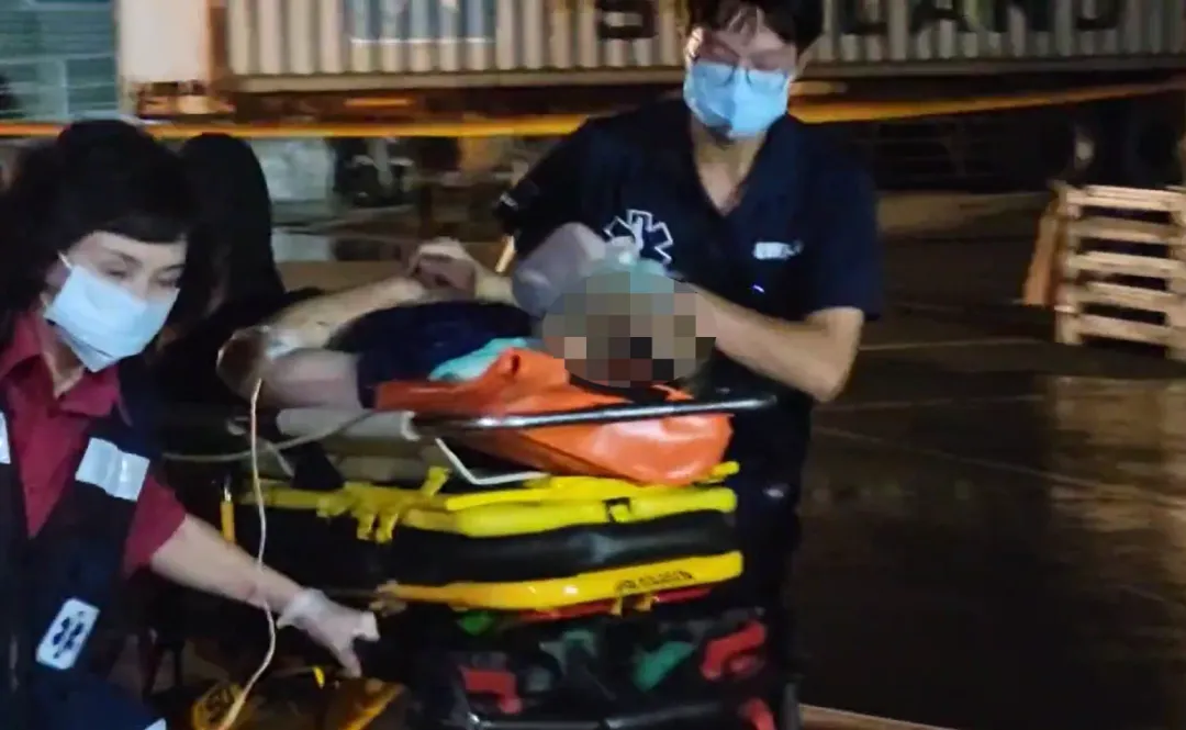 救護人員緊急將奄奄一息的傷者從火場救出送醫。（圖／中天新聞）