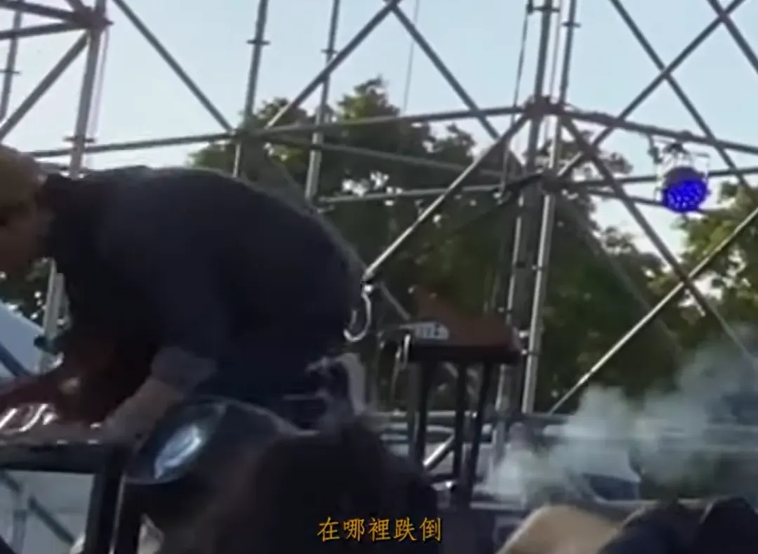 羅晧宇早前在一場活動上因體力不支,在演出過程摔倒差點連命都沒了。(圖/翻攝自YouTube@庸俗救星)