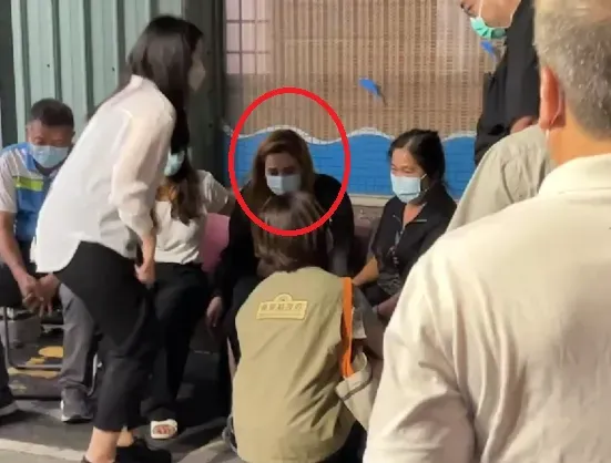 賴俊儒的英國籍妻子（紅圈者）和賴家人一起到醫院認屍。（圖／民眾提供）