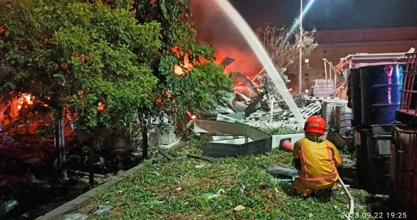屏東明揚廠房大火 消防員一射水線就爆炸。(圖/翻攝畫面)