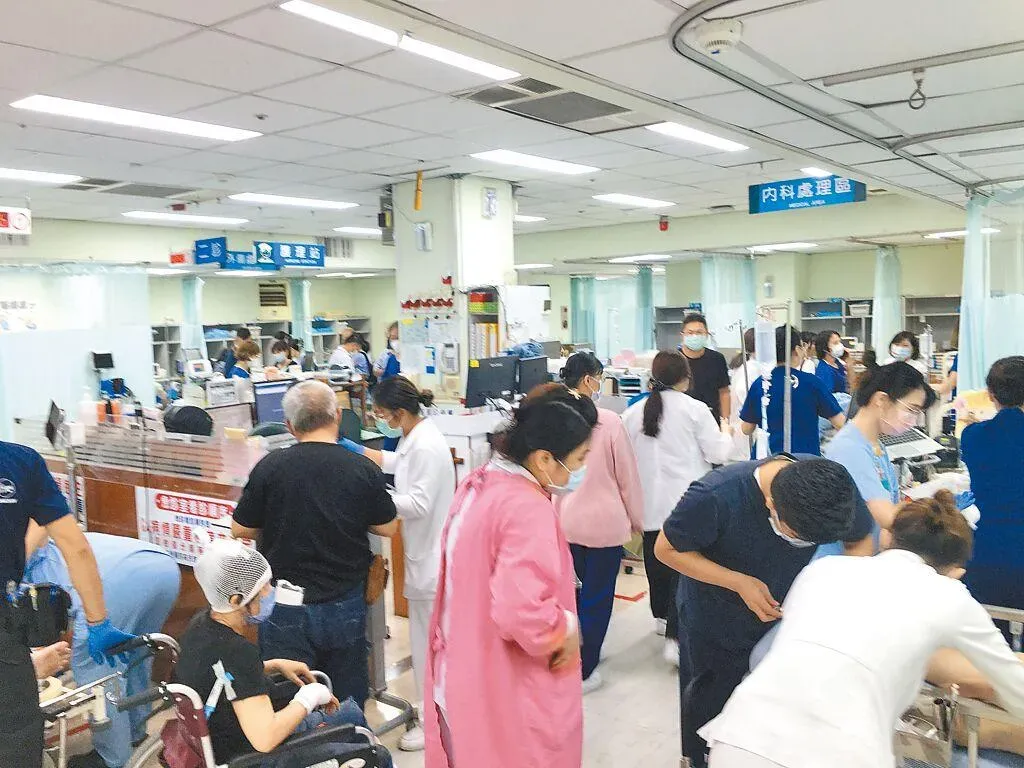 屏東科技園區內1家工廠22日晚間發生嚴重火警，造成數名消防員受傷，多人送醫。（屏東基督教醫院提供）