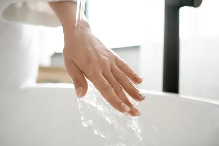 胡小姐第一時間趕緊沖水，並在救護車上也持續沖水，幸好有正確沖水，降低灼傷的深度。（示意圖／pixabay）