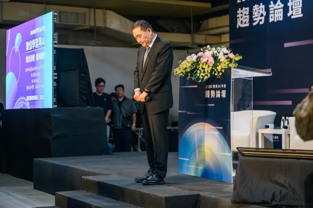 侯友宜為屏東工廠爆炸默哀（侯友宜競辦提供）